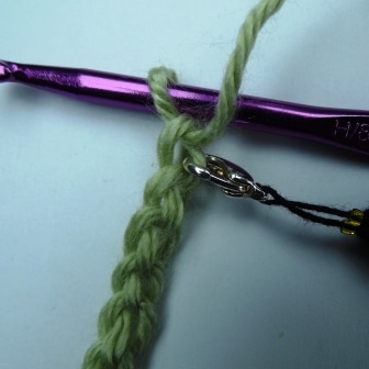 Place marker in back bump of last chain made.