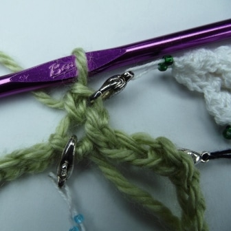 Single crochet in first chain and mark the first chain as well as the free loops below.