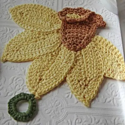 A Daffodil Dishcloth with Potholder Ring