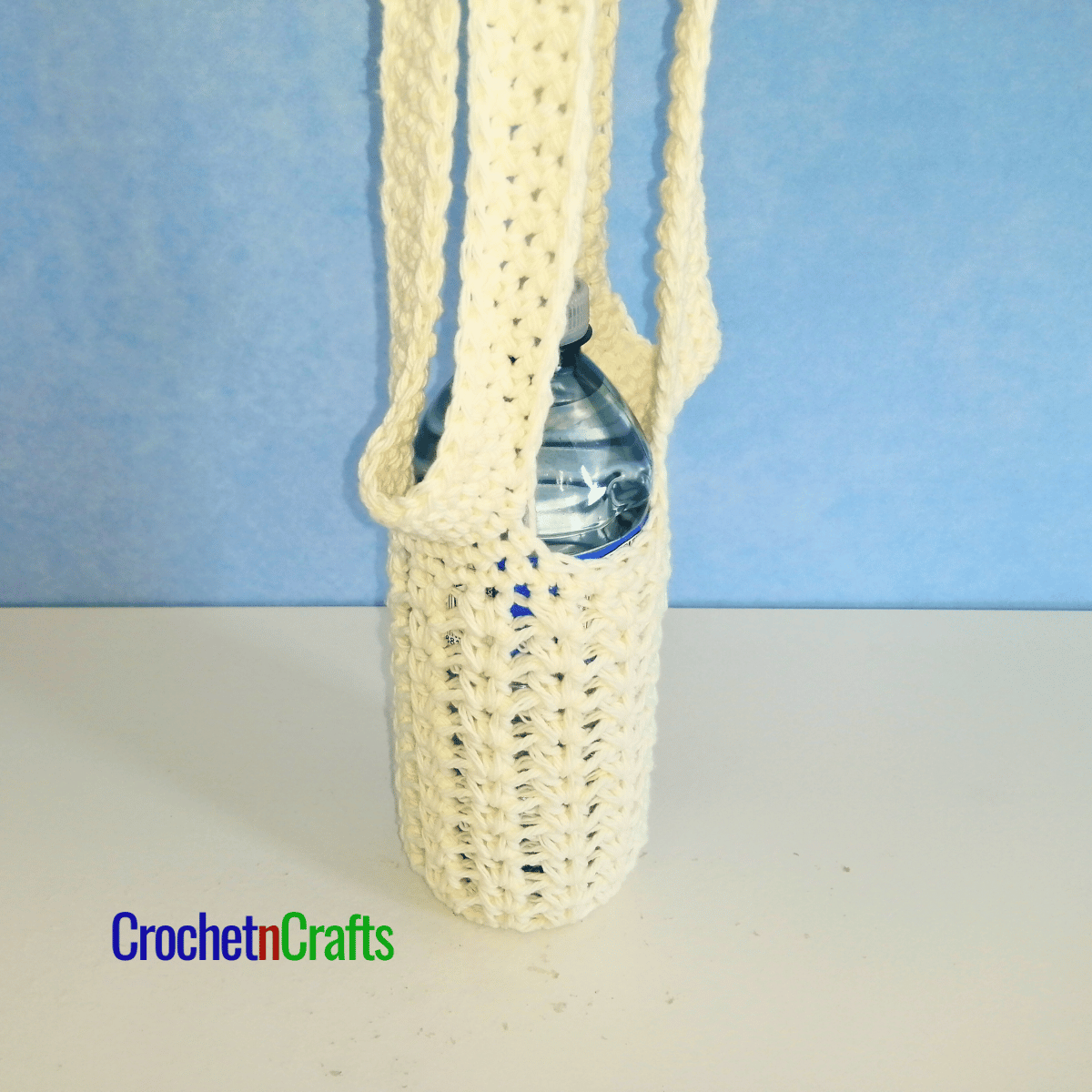 Crochet water bottle holder with a 500ml water bottle.